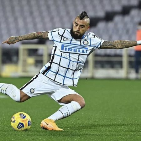 Inter, operazione per Vidal: recupera a metà Aprile