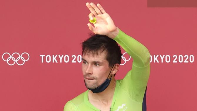 Primoz Roglic festeggia l'oro all'Olimpiade Tokyo 2021. Ph credits: Christian Hartmann, Reuters