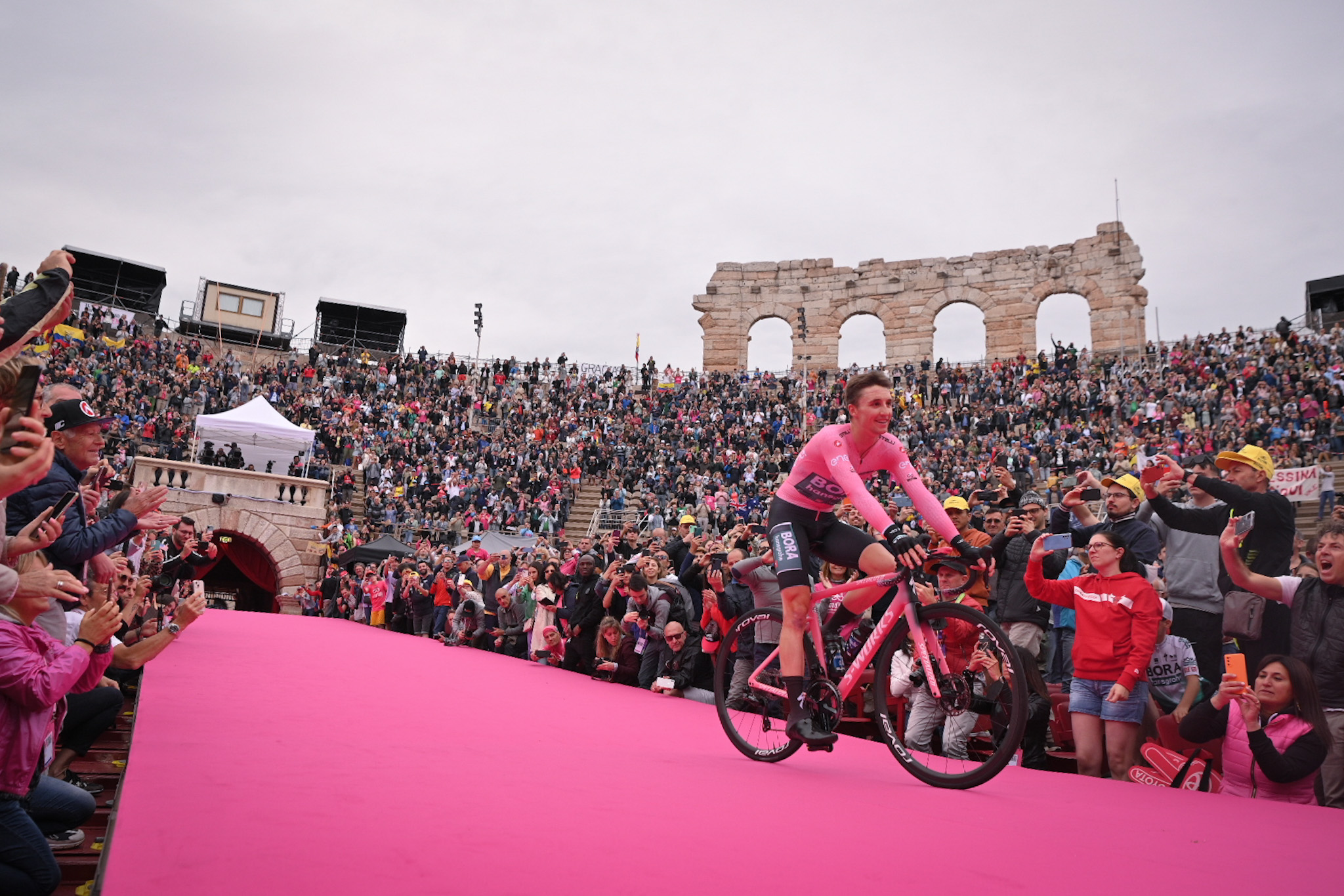 Giro d’Italia 2022, Jai Hindley vince la maglia rosa