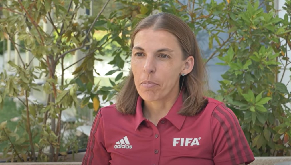 Qatar 2022, chi è Stephanie Frappart: il primo arbitro donna ai Mondiali